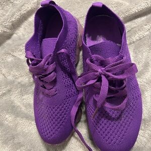 Woman tennis shoes size 6